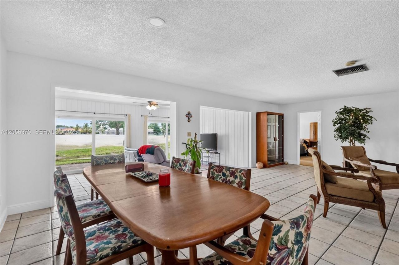 18808 W Lake Dr, Hialeah, FL 33015 Photo