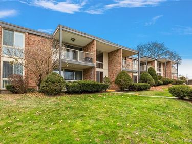 4047 W Maple Road, Bloomfield Hills, MI 48301