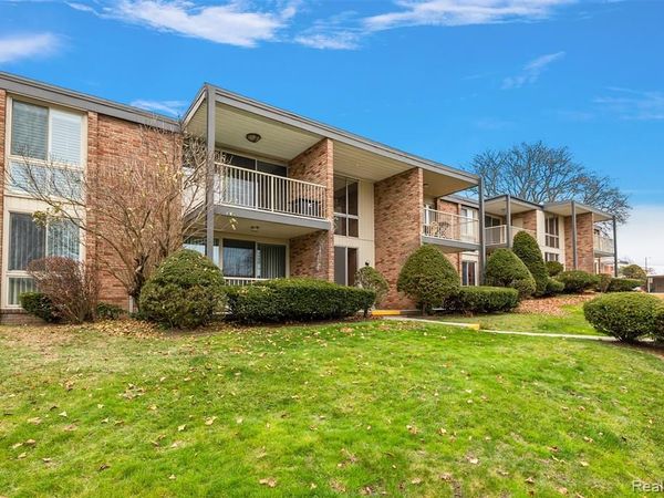4047 W Maple Road, Bloomfield Hills, MI 48301