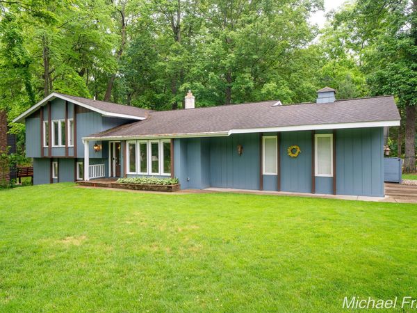 2700 Shadowbrook Drive SE, Grand Rapids, MI 49546
