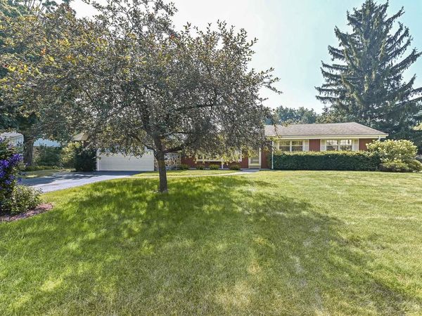18571 W Hillcrest DRIVE, New Berlin, WI 53146