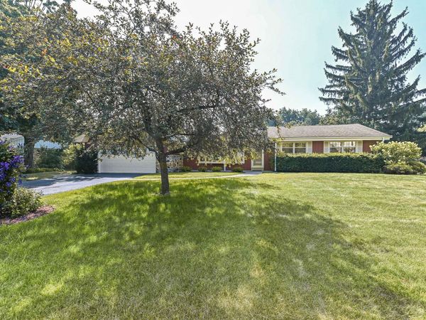 18571 W Hillcrest Dr, New Berlin, WI 53146