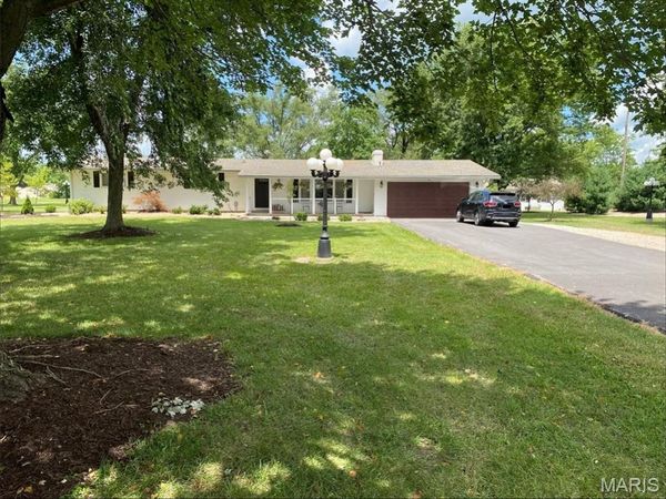 197 New Douglas Avenue, Sorento, IL 62086