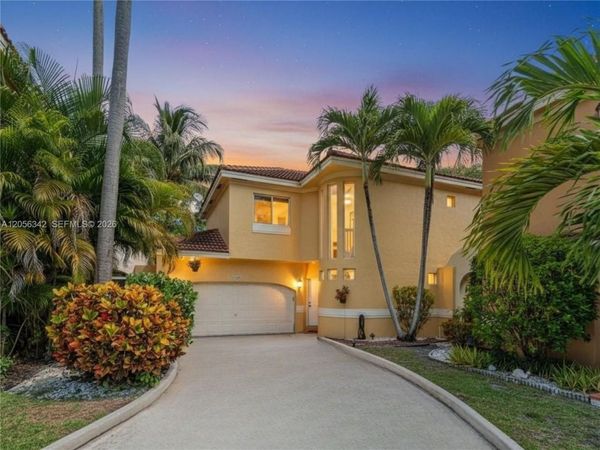11407 Lakeview Dr , Coral Springs, FL 33071