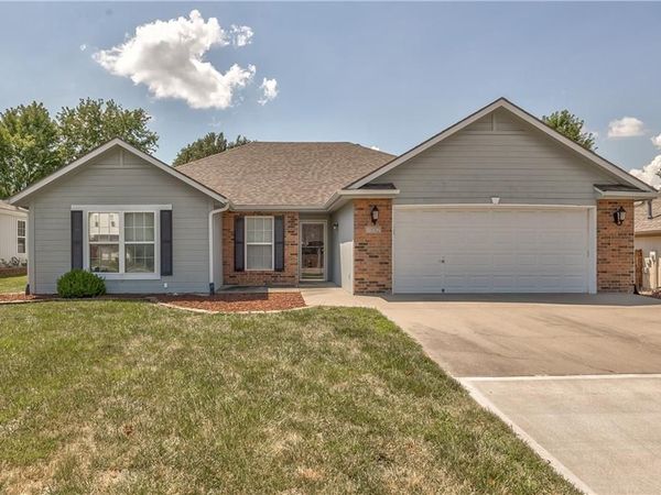 702 SW Hillside Court, Grain Valley, MO 64029