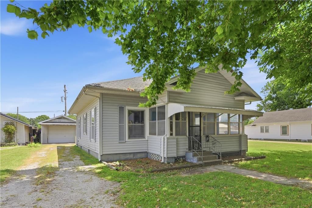 1918 Park Avenue, Baxter Springs, KS 66713 Main Photo