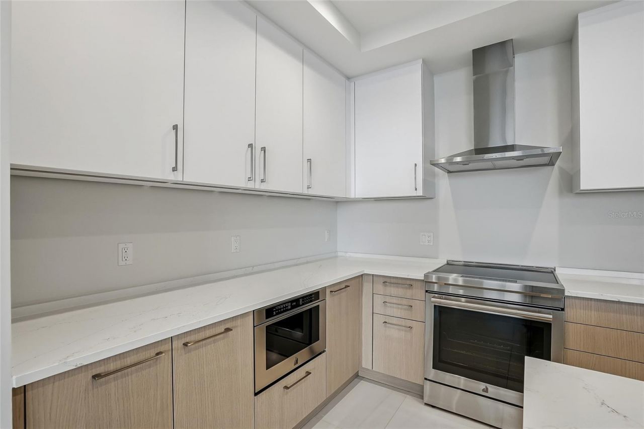 275 1st Ave S, Unit 1008, Saint Petersburg, FL 33701 Photo