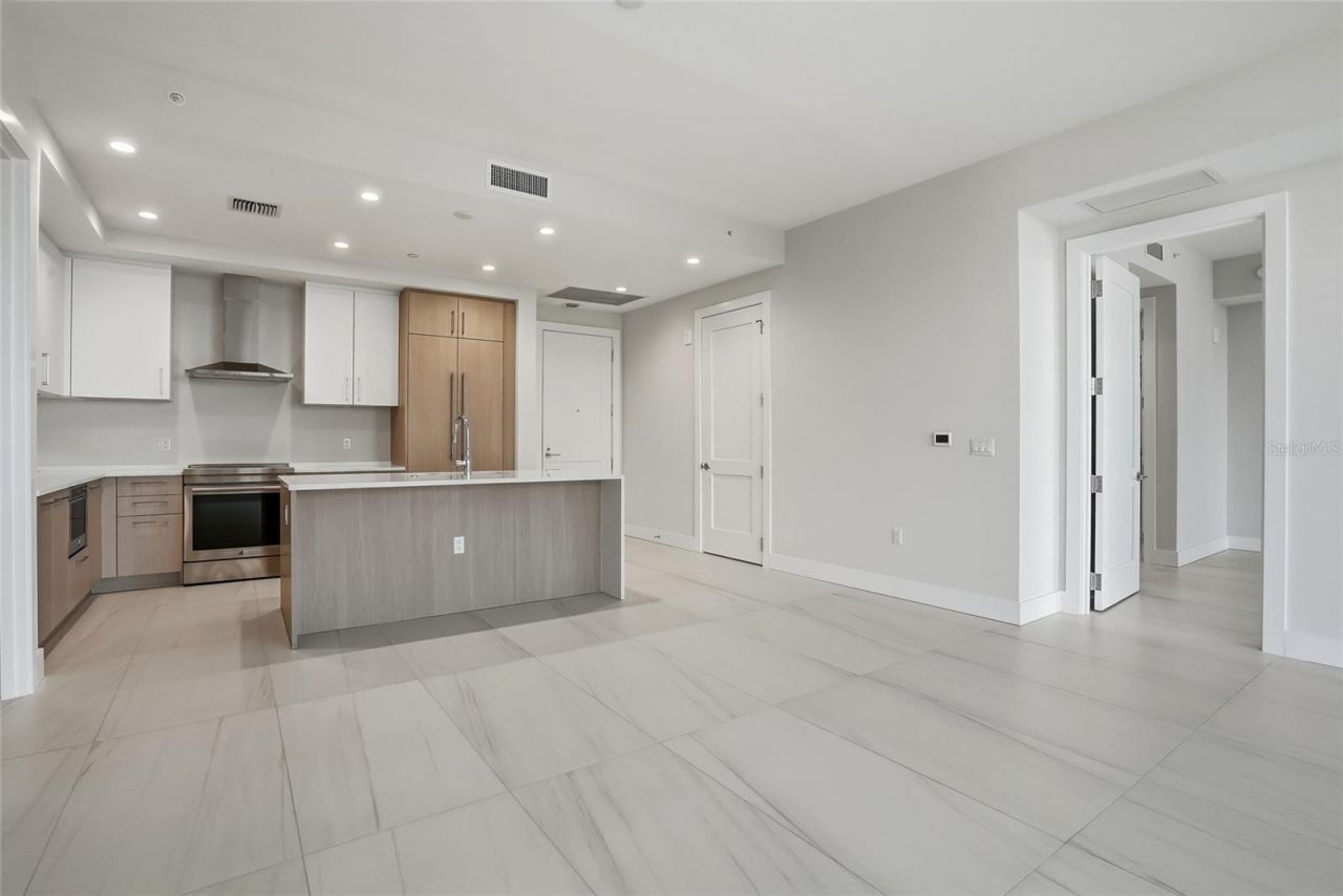 275 1st Ave S, Unit 1008, Saint Petersburg, FL 33701 Photo