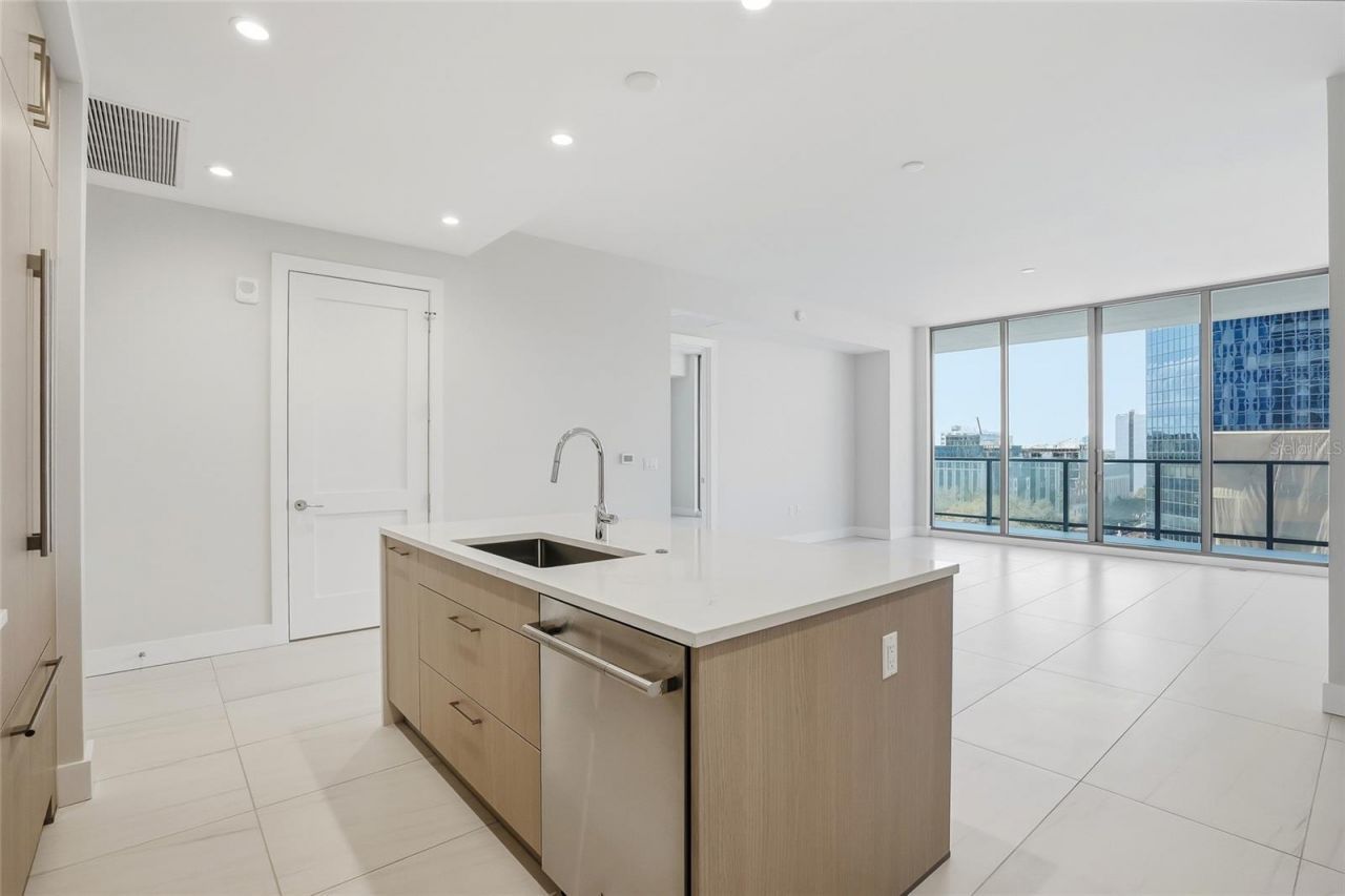 275 1st Ave S, Unit 1008, Saint Petersburg, FL 33701 Photo