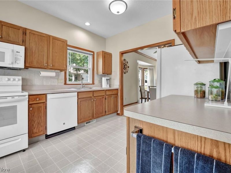205 Village Drive , Seven Hills, OH 44131 Photo 14