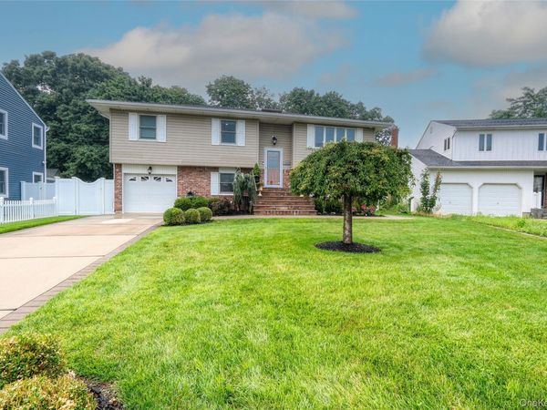 1352 Estelle Court , Seaford, NY 11783