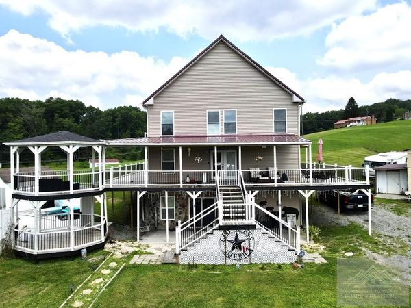 384 Pinoak Road, Lashmeet, WV 24733