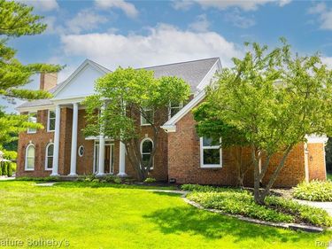 4866 Riverchase Drive , Troy, MI 48098