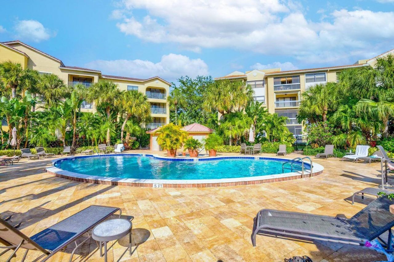 100 Uno Lago Drive, Unit 402, Juno Beach, FL 33408 Photo