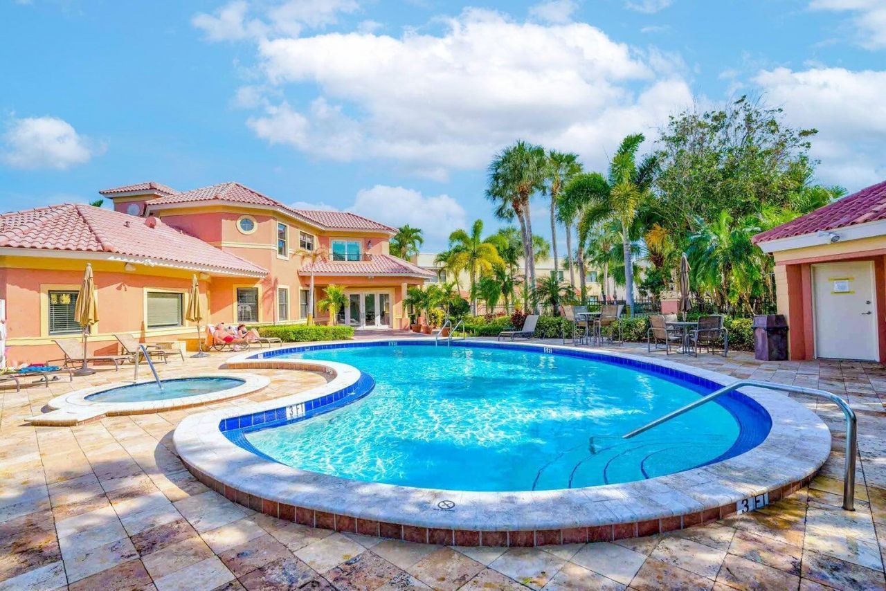 100 Uno Lago Drive, Unit 402, Juno Beach, FL 33408 Photo