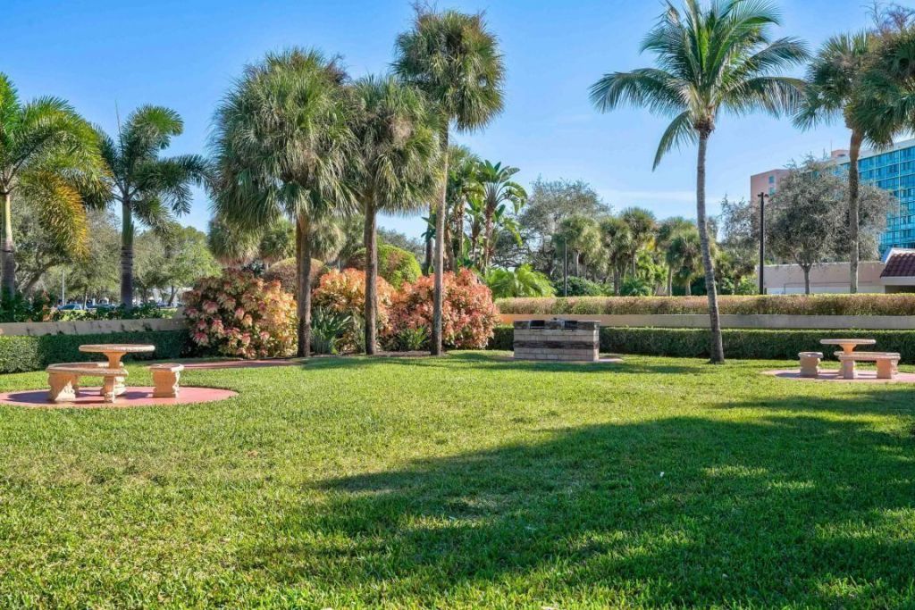 100 Uno Lago Drive, Unit 402, Juno Beach, FL 33408 Photo
