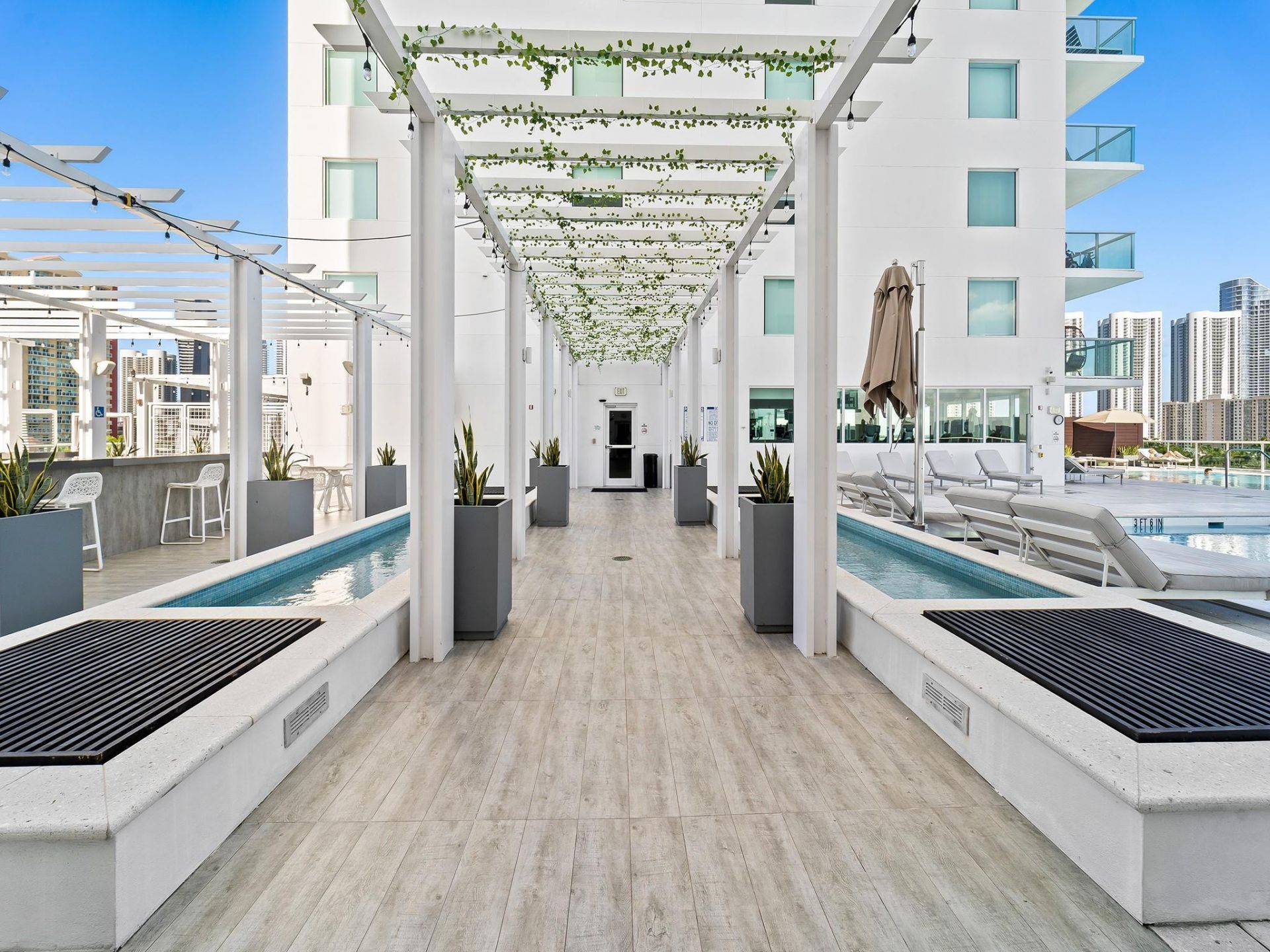 400 Sunny Isles Boulevard, Unit 1608, Sunny Isles Beach, FL 33160 Photo