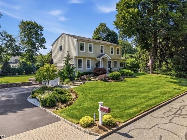 11 Briarwood Ct, Woodcliff Lake, NJ 07677