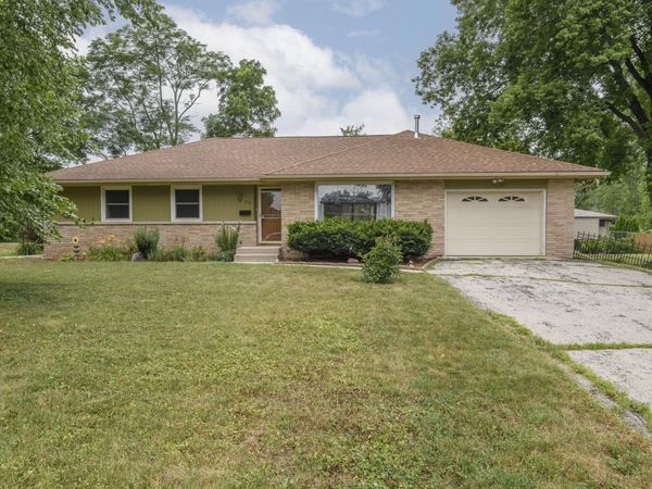 933 Parkview Ln, Mukwonago, WI 53149