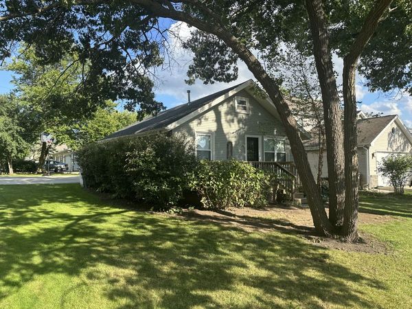812 Ridge Avenue , Wauconda, IL 60084