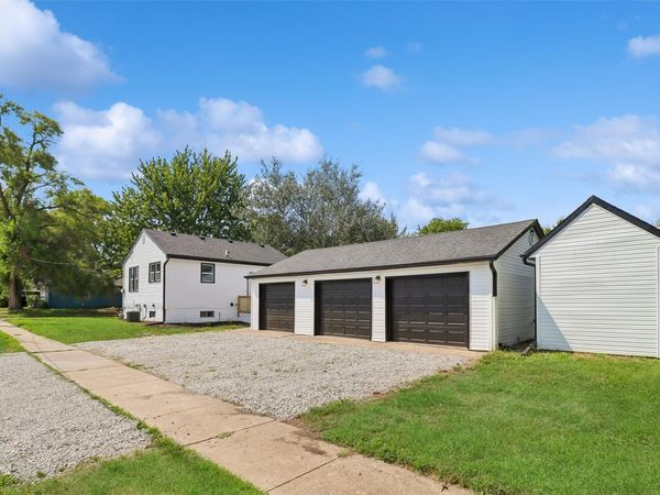 1601 E 21st Street , Des Moines, IA 50317