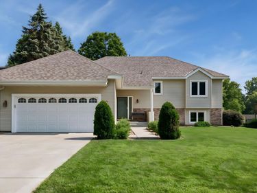 15481 Michele Lane, Eden Prairie, MN 55346
