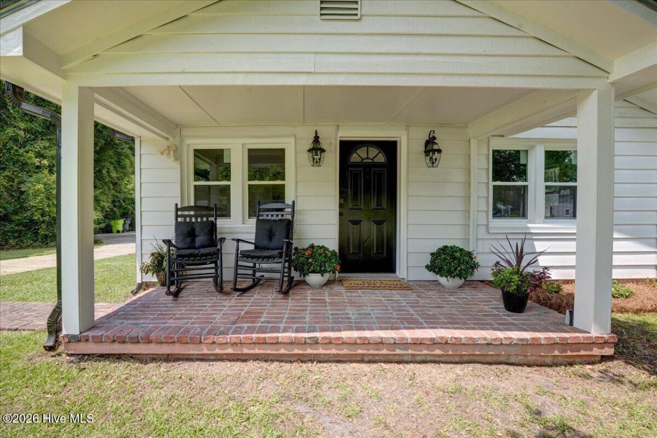 614 W Thurman Road, New Bern, NC 28562 Main Photo
