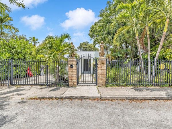 121 NW 47th St , Miami, FL 33127