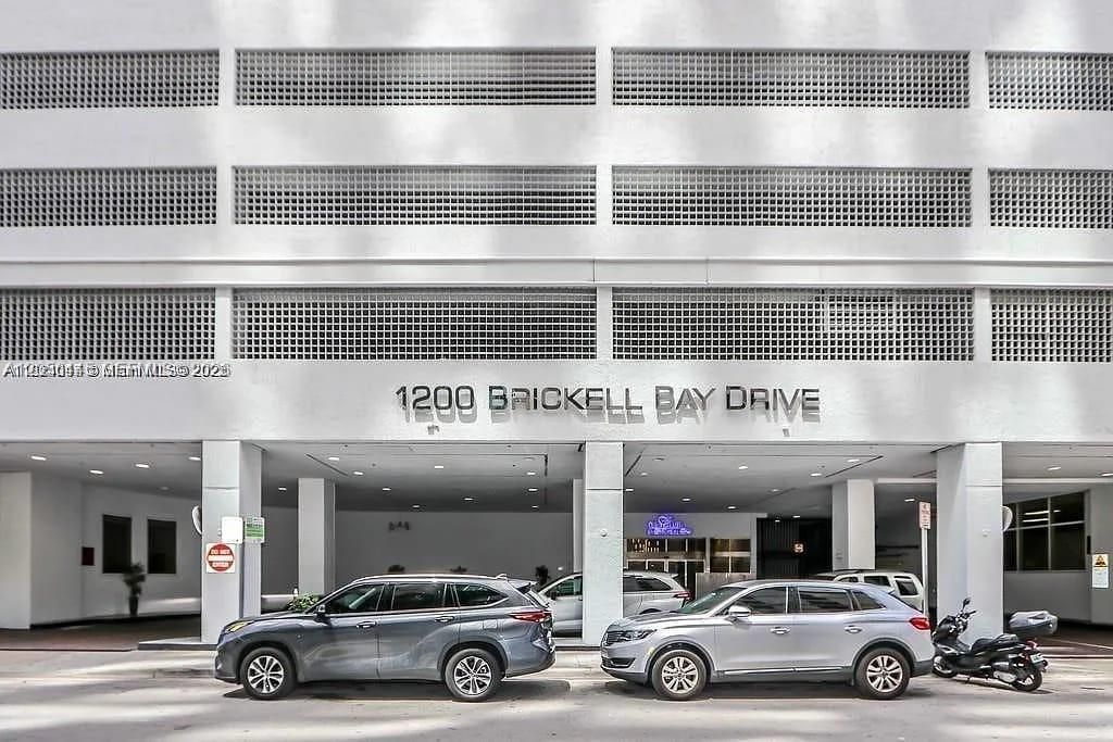 1200 Brickell Bay Dr , Unit 1518, Miami, FL 33131 Photo