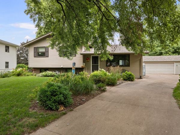 40 PARKLANE Circle , Bettendorf, IA 52722