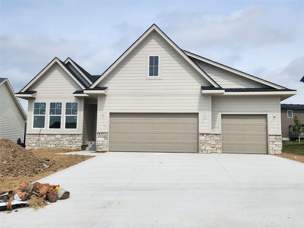 15201 Springbrook Trail, Urbandale, IA 50323