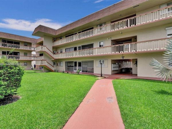 5300 Washington St , Unit T220, Hollywood, FL 33021