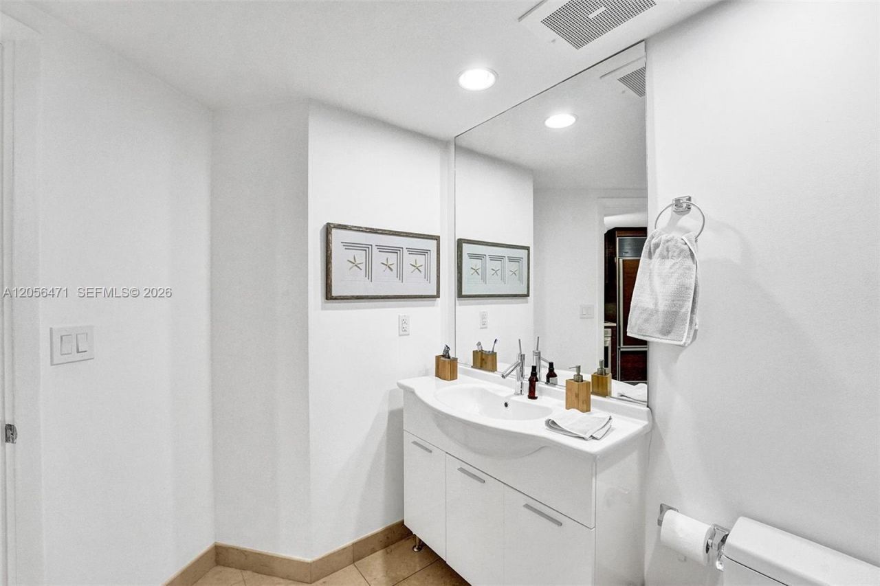 475 Brickell Ave , Unit 2708, Miami, FL 33131 Photo