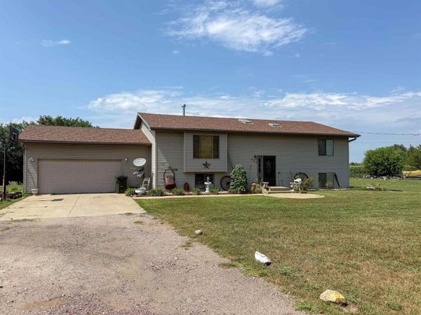 423 Golf Rd, South Sioux City, NE 68776