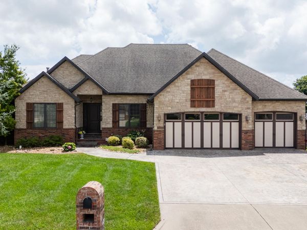 2818 E Cherrybark Street , Springfield, MO 65804