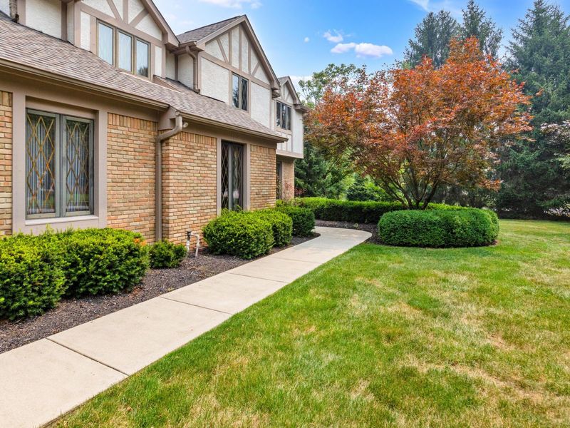 7090 Stilson Court, Columbus, OH 43235 Photo 2