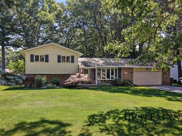 944 W Fennwood Circle, Muskegon, MI 49445