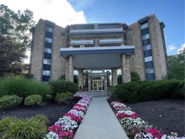 2112 Acacia Park Drive, Unit 323, Lyndhurst, OH 44124