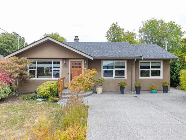 10107 Third St , Sidney, BC V8L 3B4
