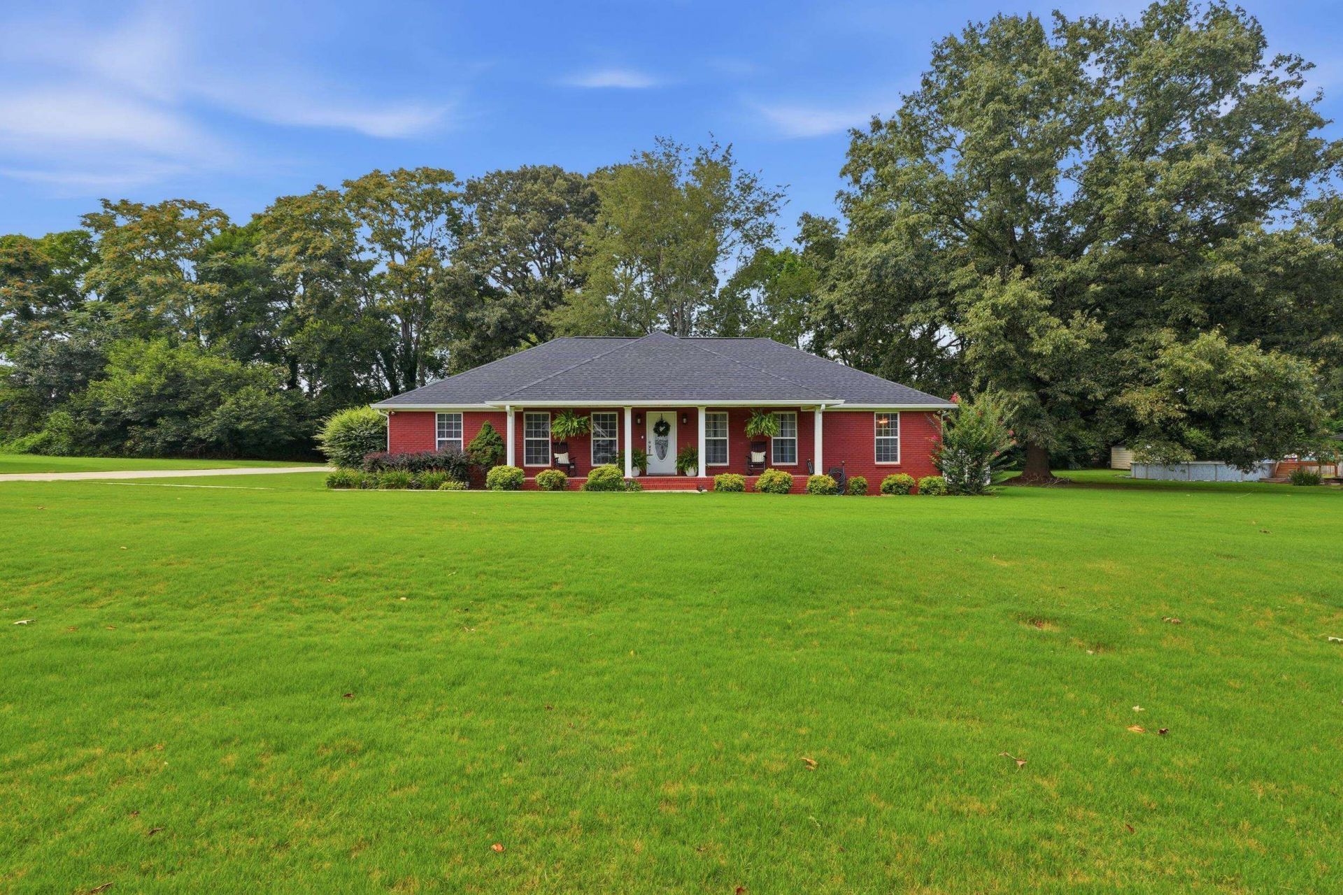 89 Oakview Dr, Rogersville, AL 35652 Main Photo