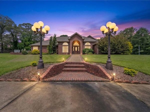 8058 CHAMPIONS Way, Pineville, LA 71360