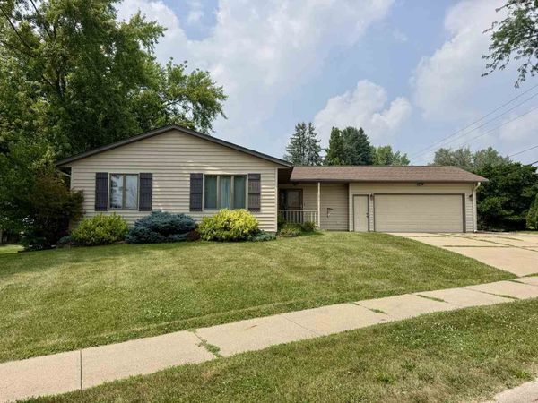 1310 Ashley Dr, Iowa City, IA 52246