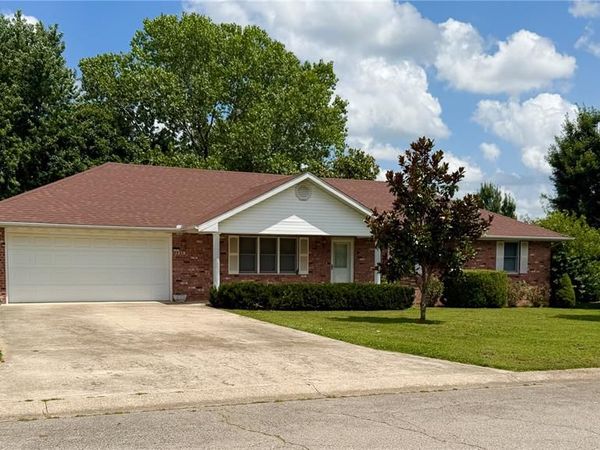 1218 Quail Valley Circle, Lebanon, MO 65536