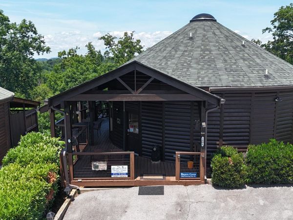 1086 Towering Oaks Drive, Sevierville, TN 37876