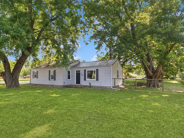 4571 E 38th Street , Des Moines, IA 50317