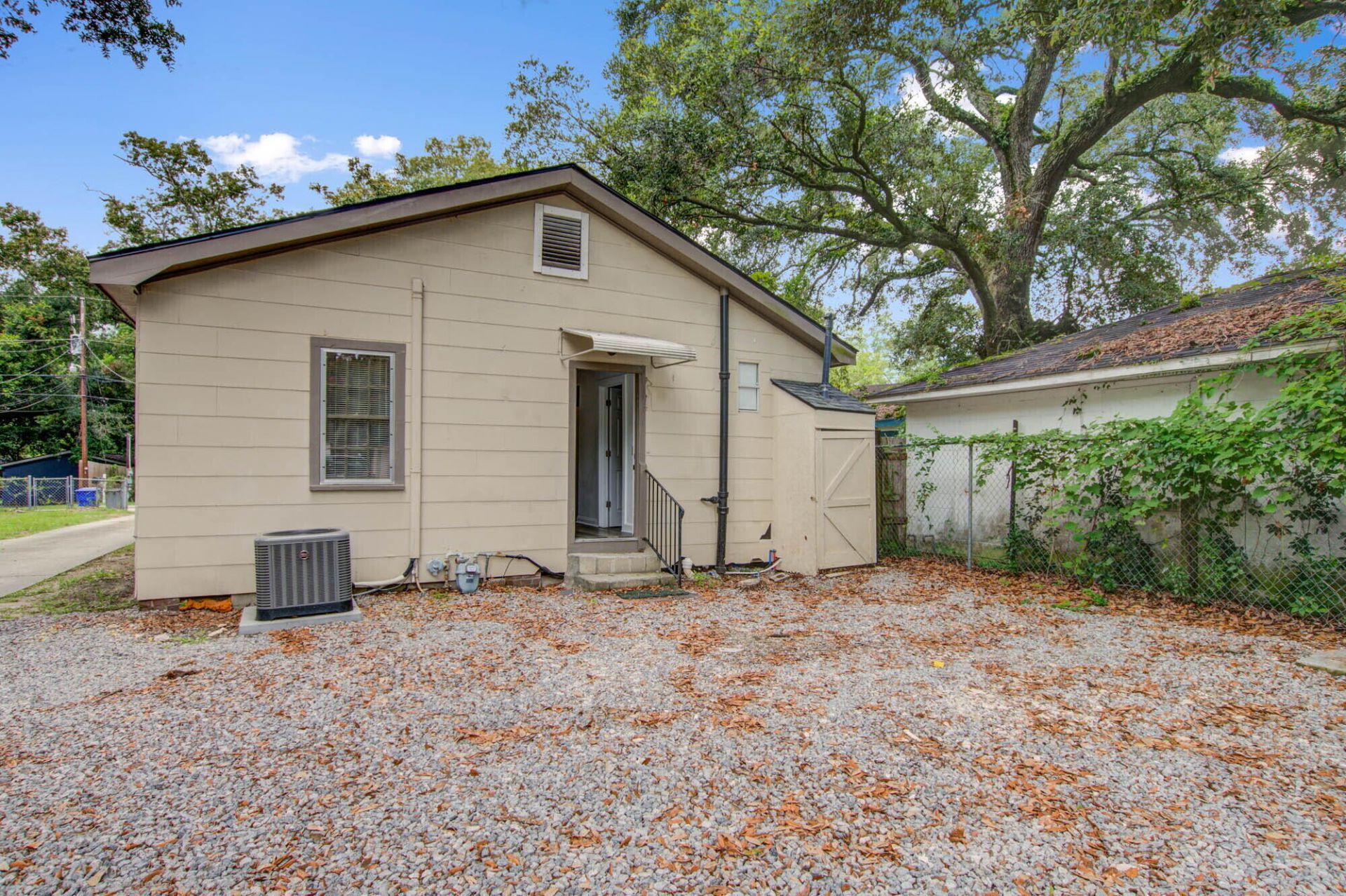 1833 Orangeburg Street Photo 13