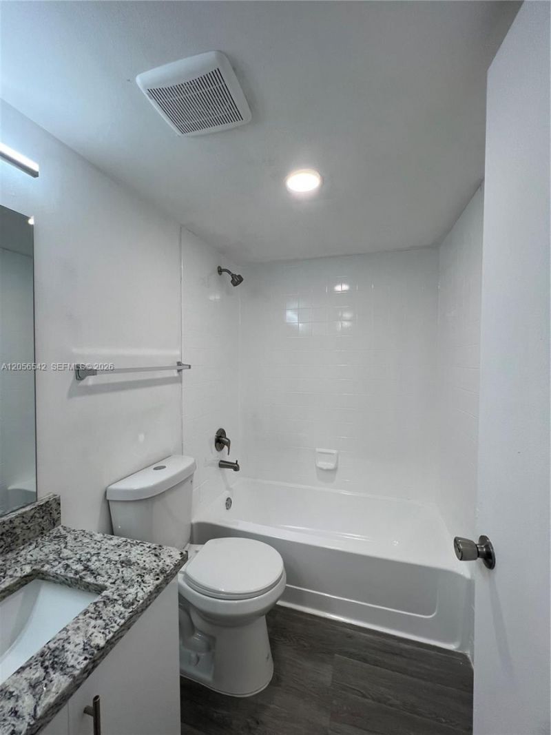 7235 NW 179th St , Unit 104, Hialeah, FL 33015 Photo