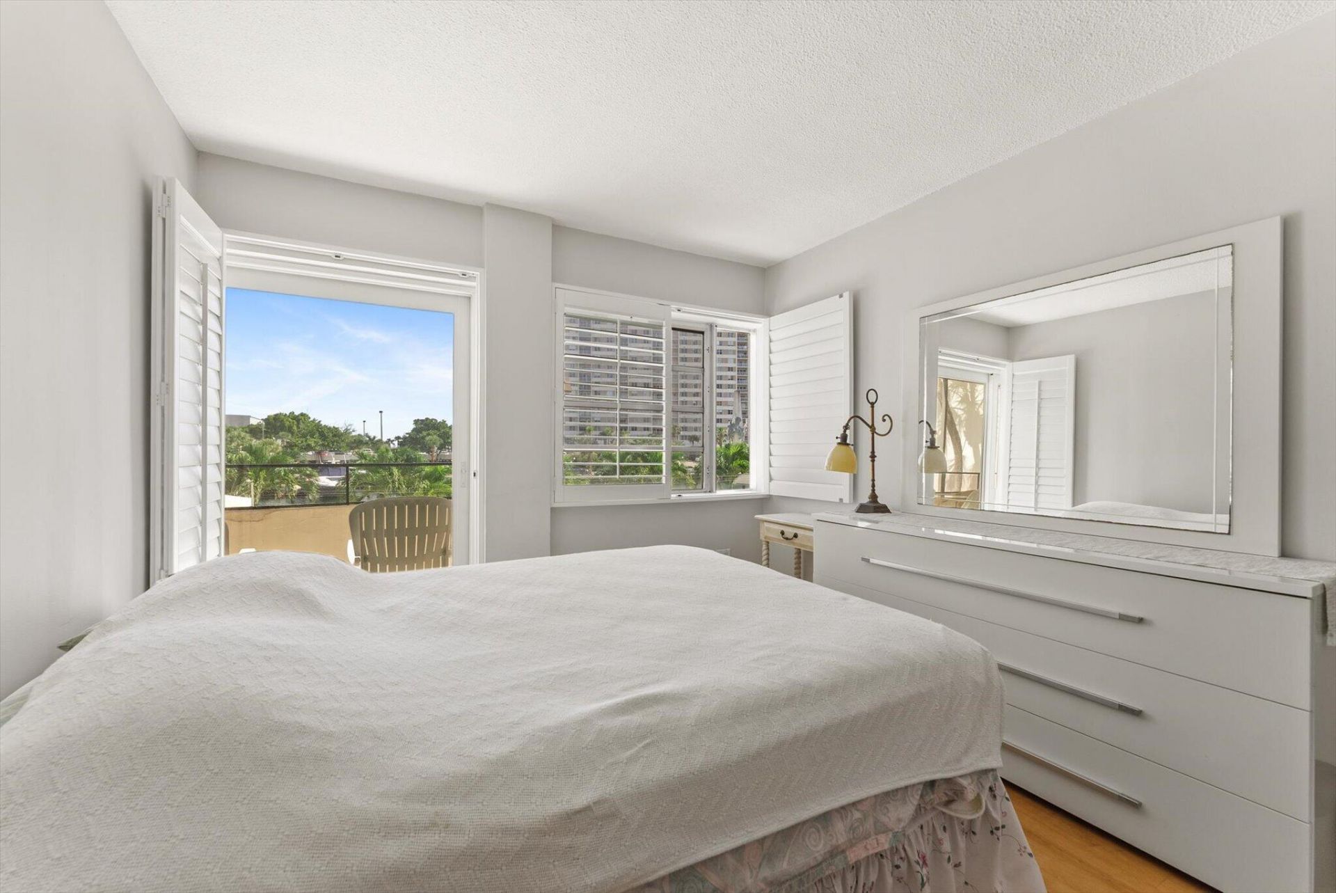 220 Kings Point Drive, Unit 210, Sunny Isles Beach, FL 33160 Photo