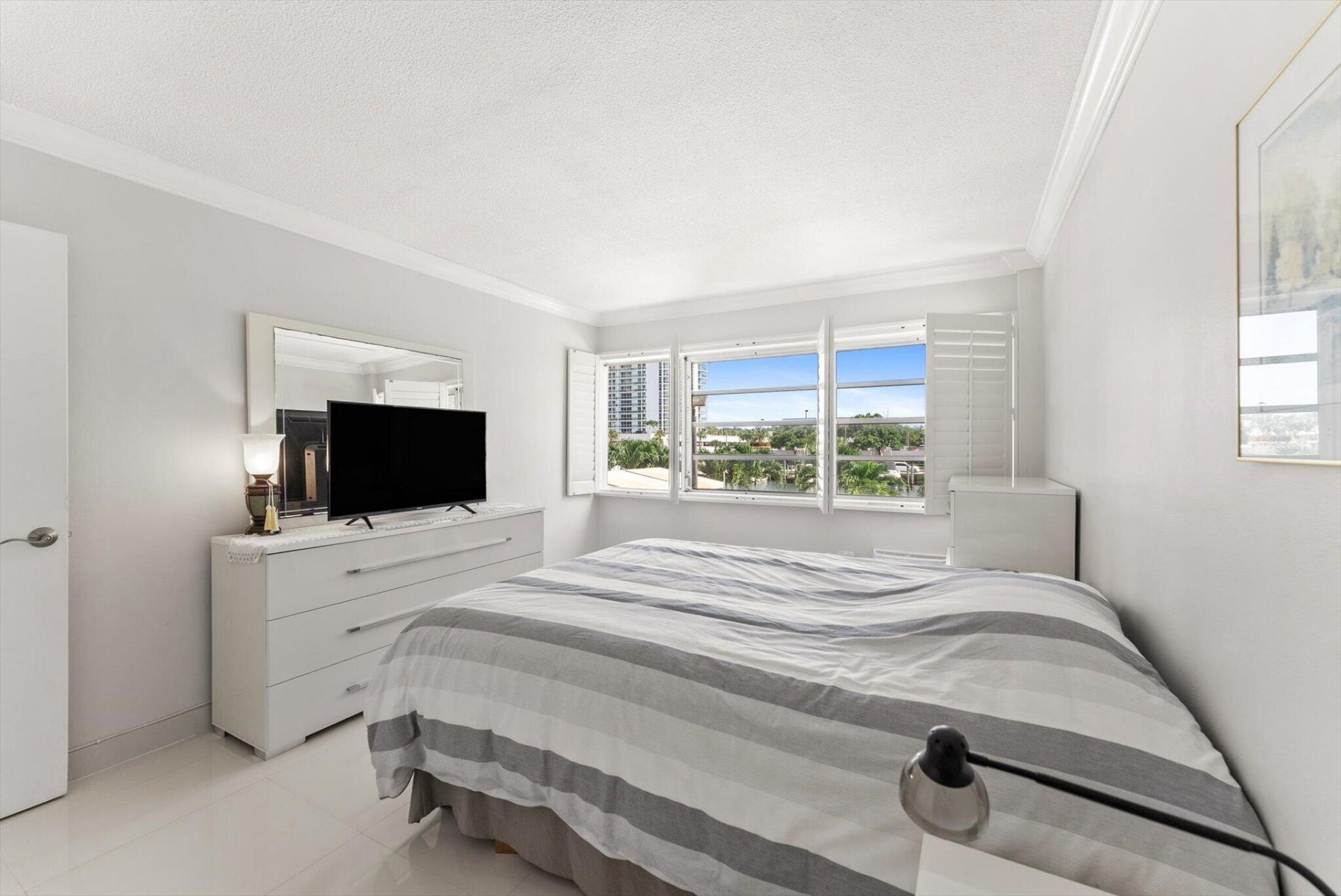 220 Kings Point Drive, Unit 210, Sunny Isles Beach, FL 33160 Photo