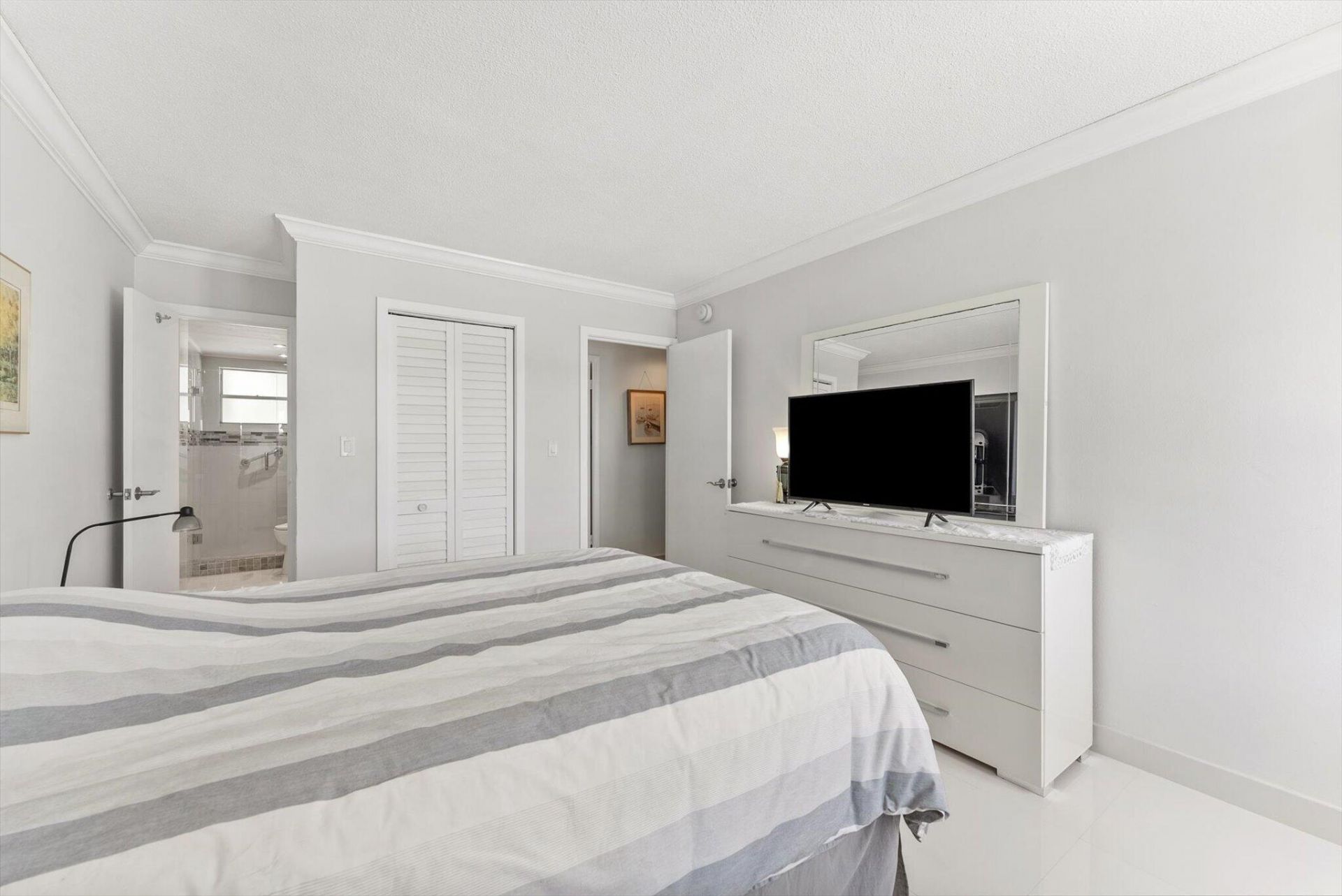 220 Kings Point Drive, Unit 210, Sunny Isles Beach, FL 33160 Photo